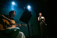 オガワコウイチ（左）のギターに乗せて歌う頓知気さきな（右）。