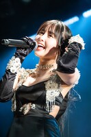 セクシーなドレスで歌う頓知気さきな。