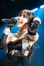 セクシーなドレスで歌う頓知気さきな。