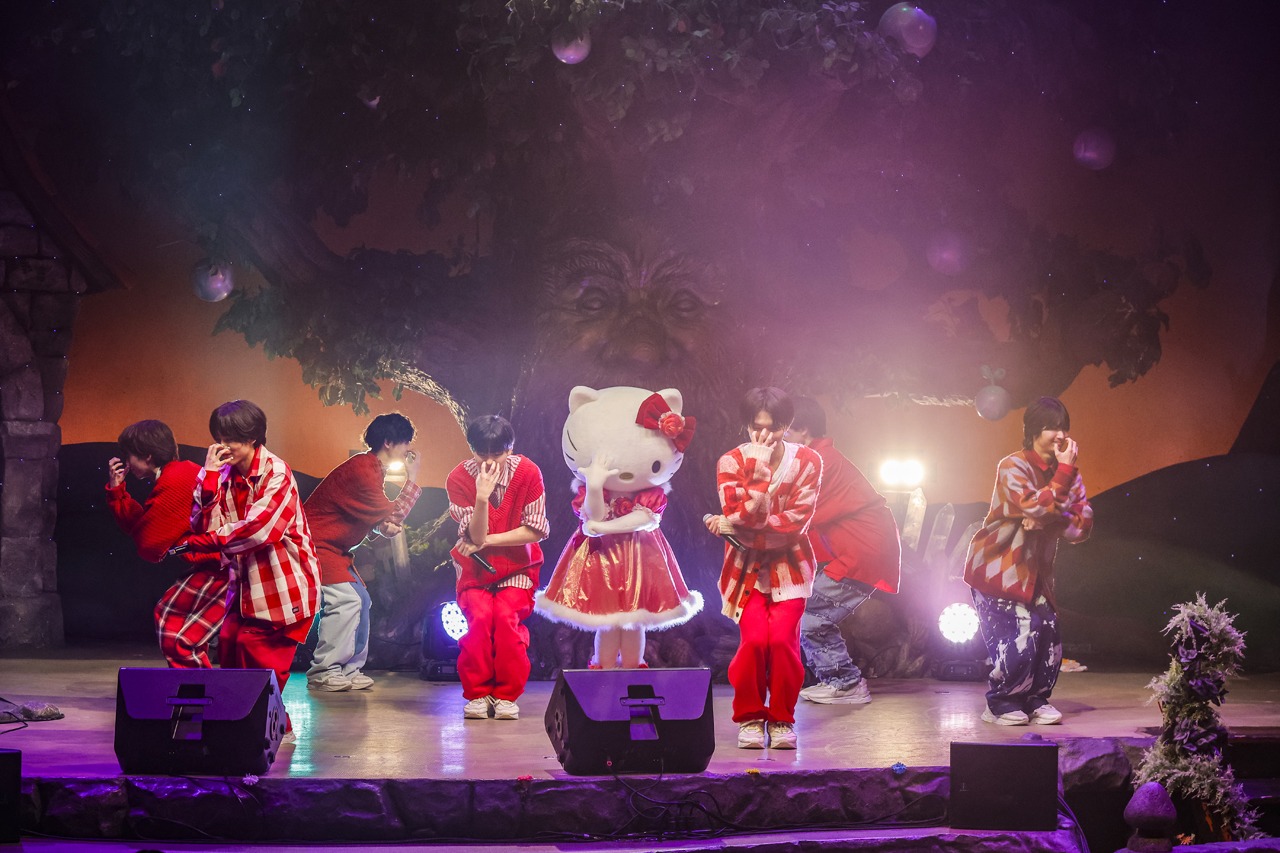 ハローキティ（中央）とTHE SUPER FRUIT。（撮影：加藤千絵［CAPS］）