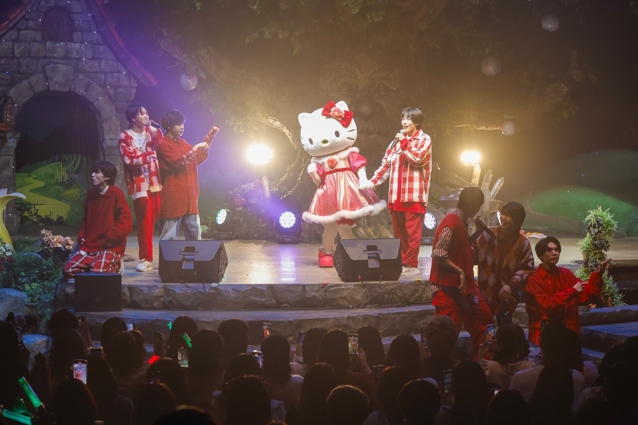 ハローキティ（中央）とTHE SUPER FRUIT。（撮影：加藤千絵［CAPS］）