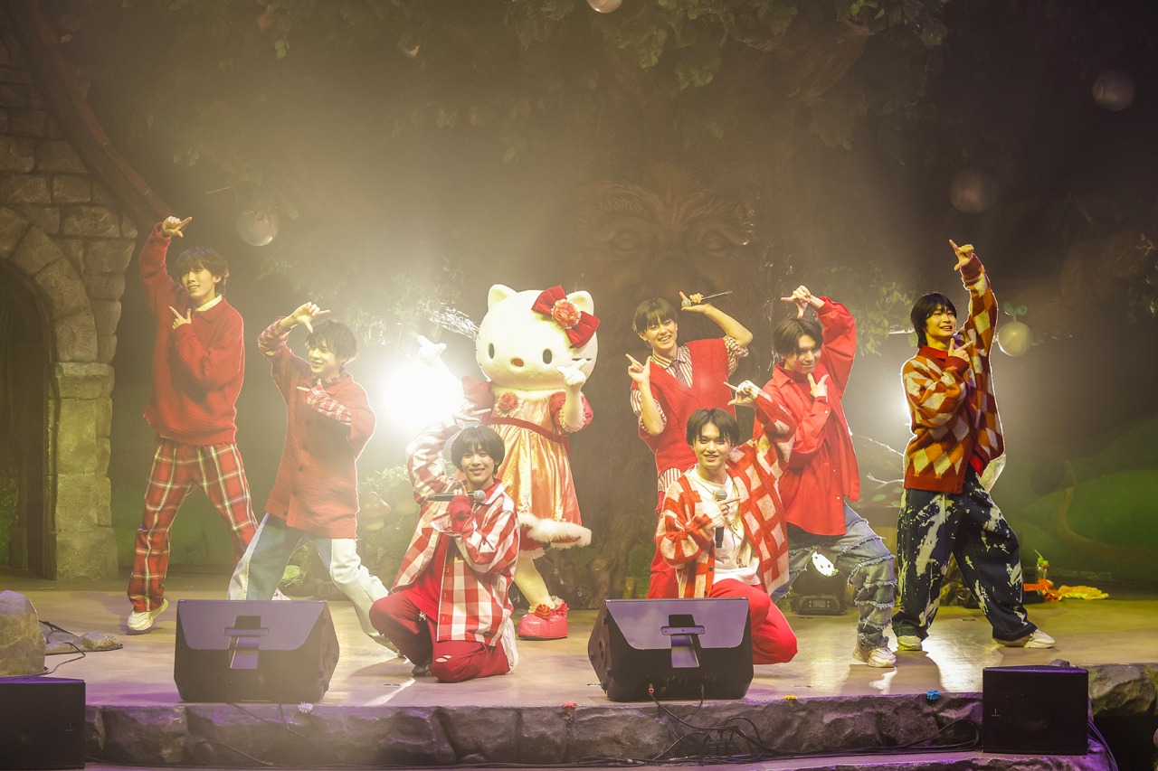 「THE SUPER FRUIT Xmas Special Live 2023 in サンリオピューロランド」の様子。（撮影：加藤千絵［CAPS］）