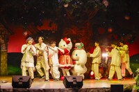 「世が世なら!!! Xmas Special Live 2023 in サンリオピューロランド」の様子。（撮影：加藤千絵［CAPS］）