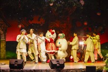 「世が世なら!!! Xmas Special Live 2023 in サンリオピューロランド」の様子。（撮影：加藤千絵［CAPS］）