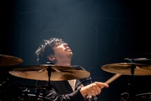 鈴木貴雄（Dr）（Photo by Viola Kam［V'z Twinkle］）