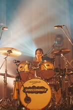 石田成美（Dr）（撮影：池野詩織）