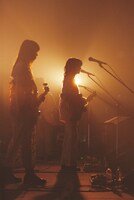 左から福田穂那美（B）、畳野彩加（Vo, G）。（撮影：池野詩織）