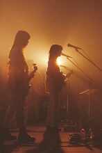 左から福田穂那美（B）、畳野彩加（Vo, G）。（撮影：池野詩織）