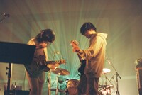 畳野彩加（Vo, G）と福富優樹（G）。（撮影：池野詩織）