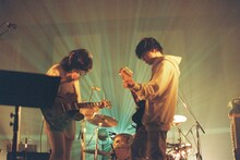 畳野彩加（Vo, G）と福富優樹（G）。（撮影：池野詩織）