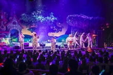 「世が世なら!!! Xmas Special Live 2023 in サンリオピューロランド」の様子。（撮影：加藤千絵［CAPS］）