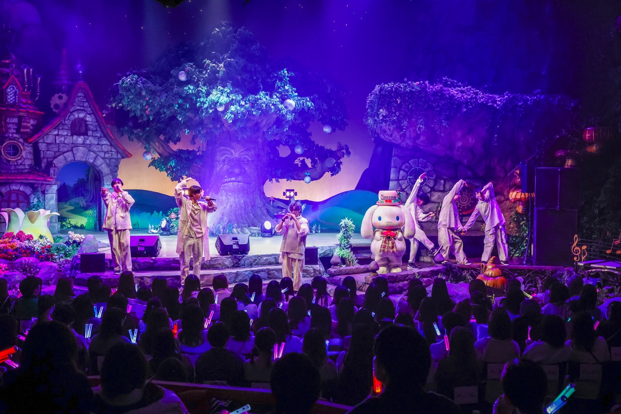 「世が世なら!!! Xmas Special Live 2023 in サンリオピューロランド」の様子。（撮影：加藤千絵［CAPS］）