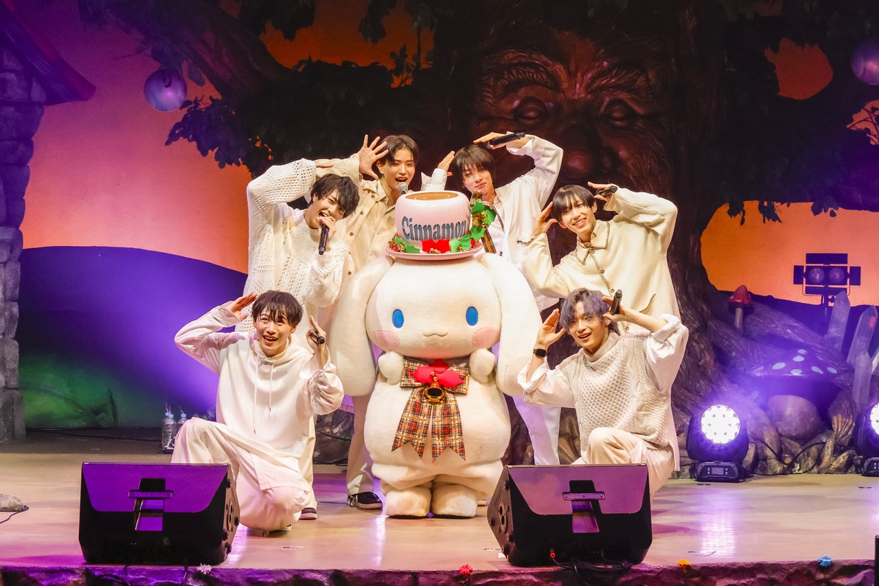 シナモンロール（中央）と世が世なら!!!。（撮影：加藤千絵［CAPS］）