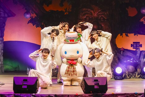 シナモンロール（中央）と世が世なら!!!。（撮影：加藤千絵［CAPS］）