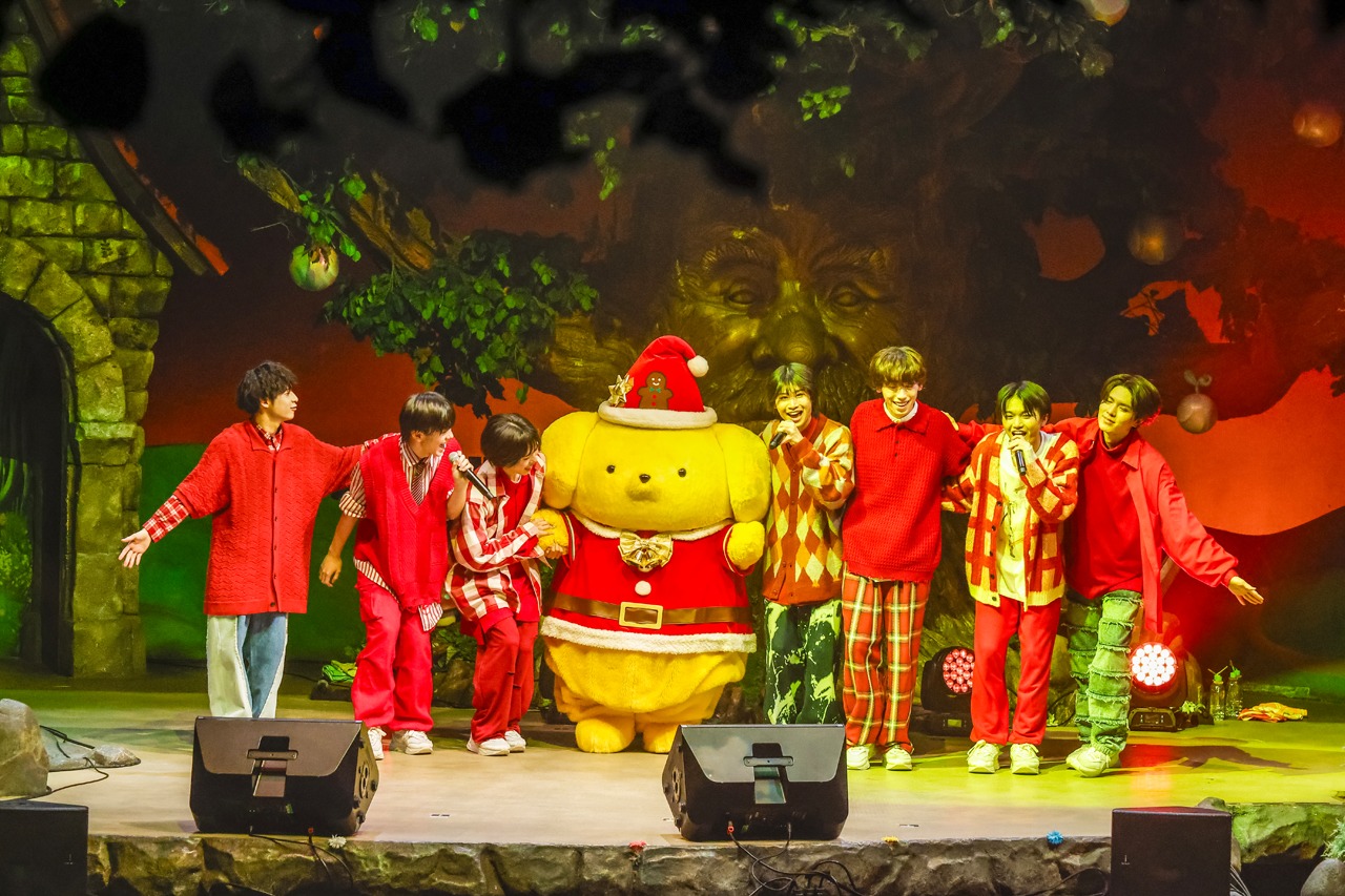 ポムポムプリン（左から4番目）とTHE SUPER FRUIT。（撮影：加藤千絵［CAPS］）