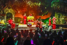 「THE SUPER FRUIT Xmas Special Live 2023 in サンリオピューロランド」の様子。（撮影：加藤千絵［CAPS］）