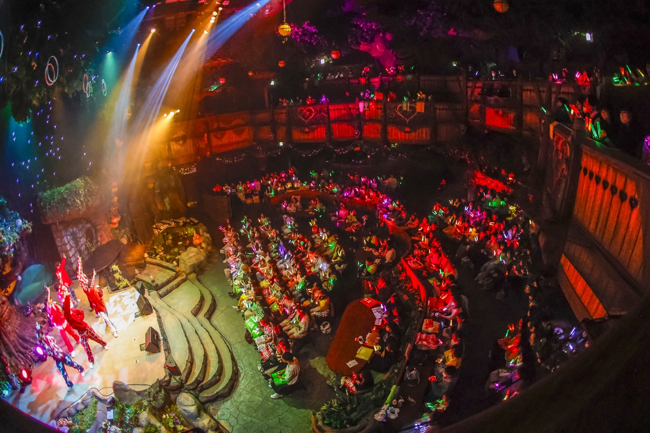 「THE SUPER FRUIT Xmas Special Live 2023 in サンリオピューロランド」の様子。（撮影：加藤千絵［CAPS］）