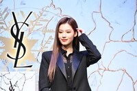 髪をかきあげるSANA（TWICE）。