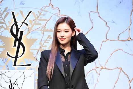 髪をかきあげるSANA（TWICE）。