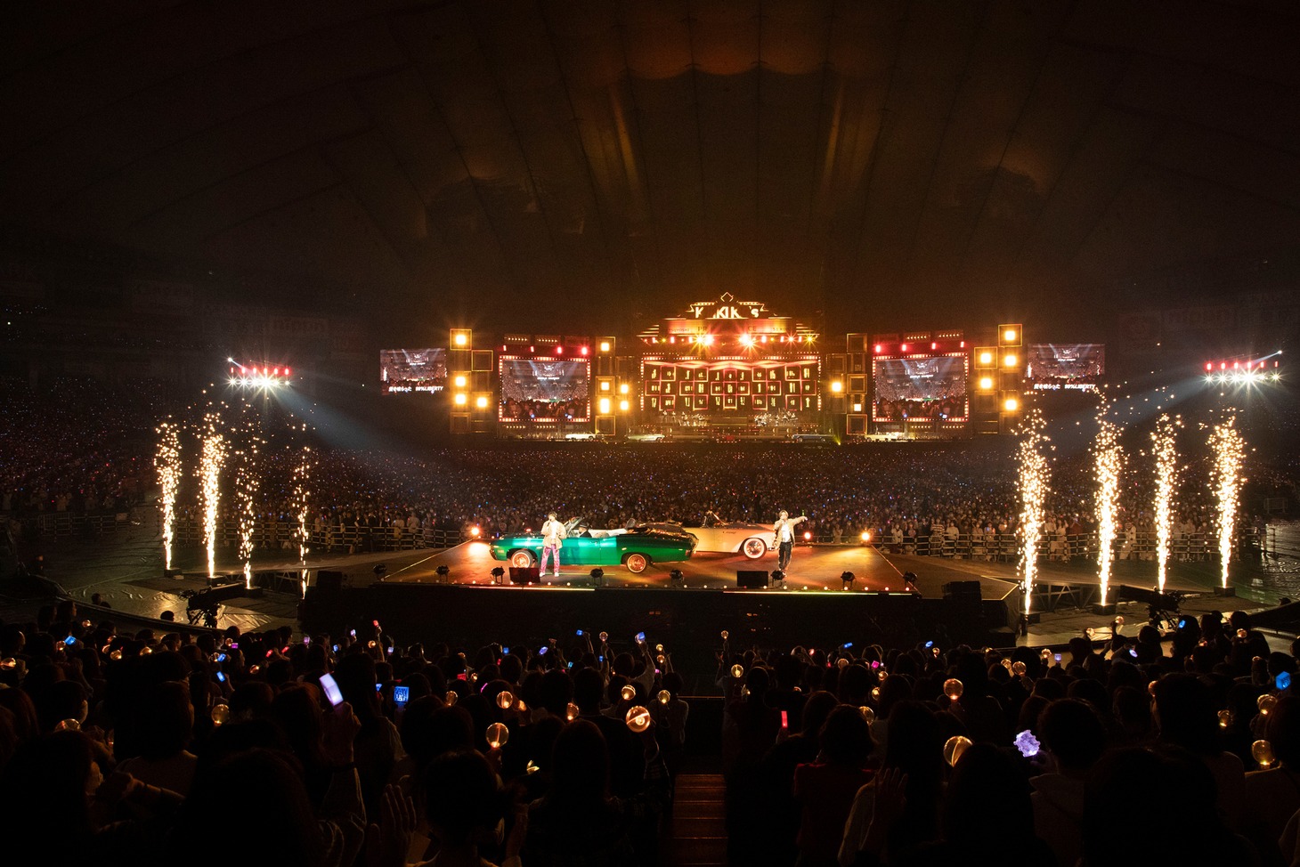 人気画像10位は「KinKi Kidsが“約束の場所”東京ドームで3時間ライブ『今この光景がすべてだと思ってください』」より、オープンカーで東京ドームに現れたKinKi Kids。