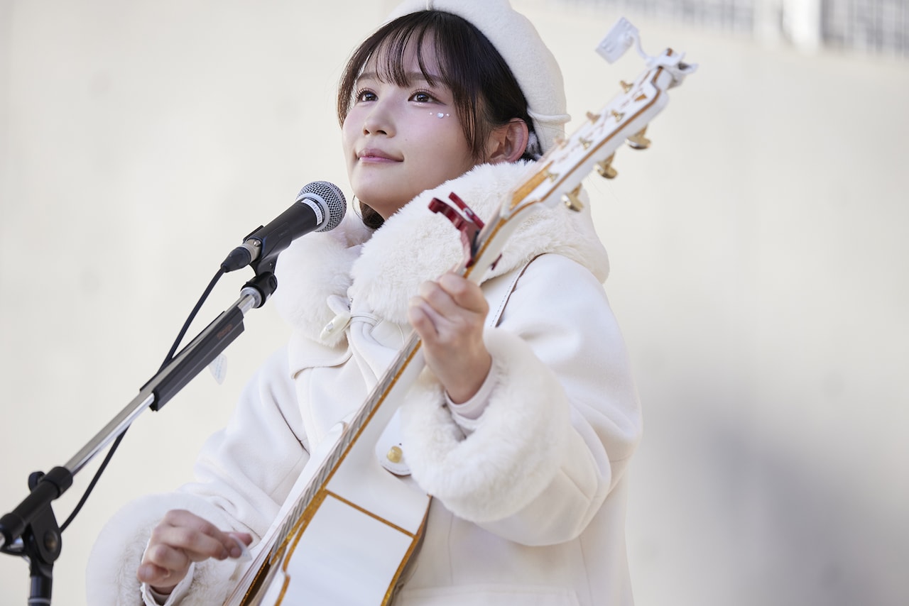 矢作萌夏、1st EP「spilt milk」リリイベ完走！お台場クリスマスツリー前で響かせた伸びやかな歌声