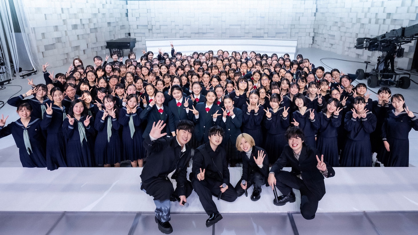Official髭男dismと女子中学生150名。（写真提供：NHK）