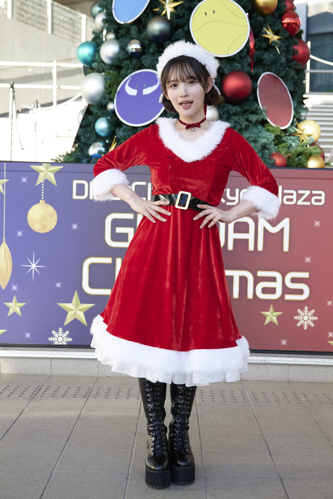サンタクロース姿の矢作萌夏。（Photo by Yamashita Mirai）