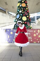 サンタクロース姿の矢作萌夏。（Photo by Yamashita Mirai）