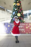 サンタクロース姿の矢作萌夏。（Photo by Yamashita Mirai）