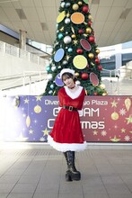 サンタクロース姿の矢作萌夏。（Photo by Yamashita Mirai）