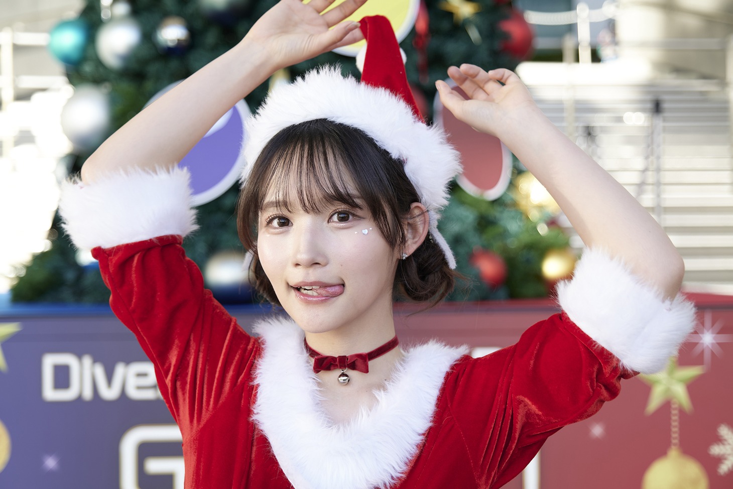 サンタクロース姿の矢作萌夏。（Photo by Yamashita Mirai）