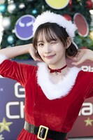 サンタクロース姿の矢作萌夏。（Photo by Yamashita Mirai）