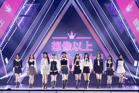 デビュー評価の課題曲「想像以上」のパフォーマンス。 (c)LAPONE Entertainment