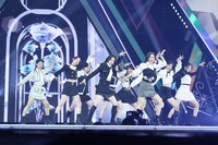 デビュー評価の課題曲「想像以上」のパフォーマンス。 (c)LAPONE Entertainment
