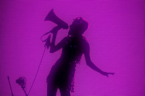 「逃飛行」パフォーマンス中のLiSA。（Photo by Viola Kam［V'z Twinkle］）