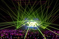 「LiVE is Smile Always～LANDER～」東京ガーデンシアター公演の様子。（Photo by Viola Kam［V'z Twinkle］）