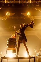 鎖を巻かれたフロアタムを激しく叩くLiSA。（Photo by Viola Kam［V'z Twinkle］）