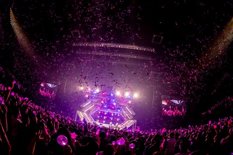 「LiVE is Smile Always～LANDER～」東京ガーデンシアター公演の様子。（Photo by Viola Kam［V'z Twinkle］）