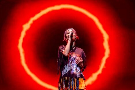 「炎」を歌うLiSA。（Photo by Viola Kam［V'z Twinkle］）