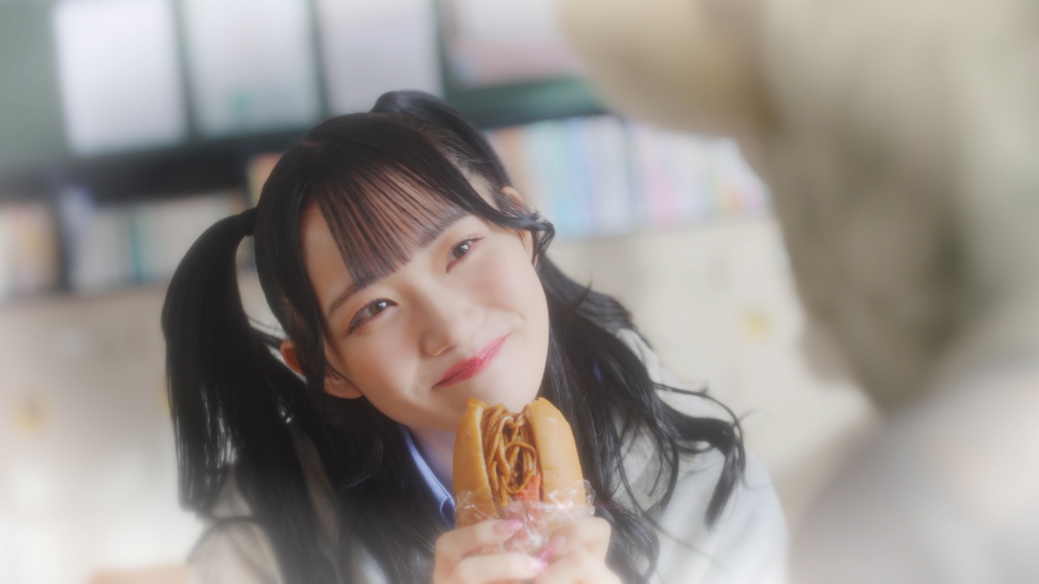 ≠ME「ヒロインとオオカミ」ミュージックビデオより。