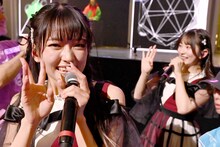 客席を練り歩く上田理子（左）と、瀬田さくら（右）。