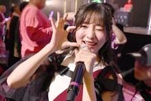 客席を練り歩く瀬田さくら。