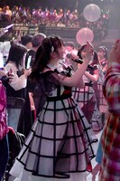 客席を練り歩く希山愛。