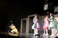 配信カメラに向かってアピールする春乃きいな（左）と、それを見守るメンバー。