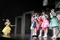 メンバーに見守る位置が遠巻きすぎるとツッコミを入れる春乃きいな（左）。