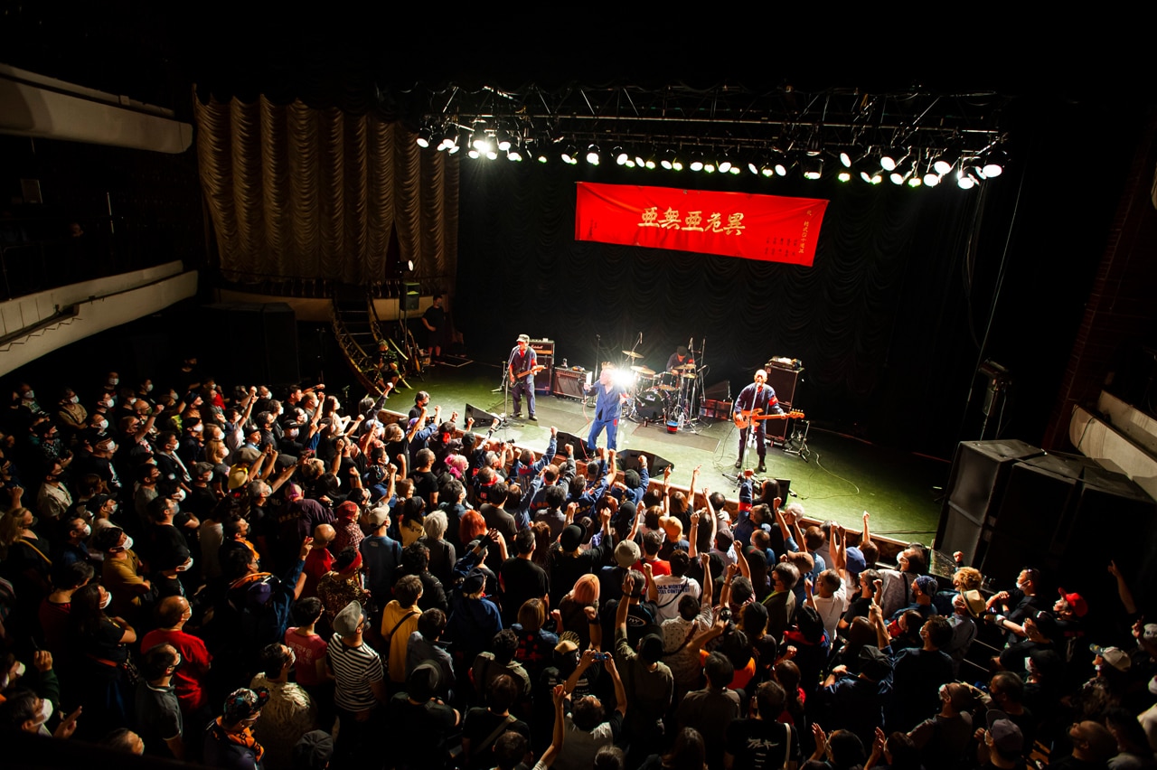 亜無亜危異「価格破壊GIG」の背景追ったドキュメンタリー、1カ月限定で配信