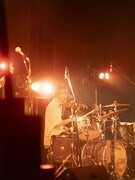 中島雄士（Dr）（撮影：小財美香子）