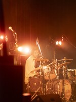 中島雄士（Dr）（撮影：小財美香子）