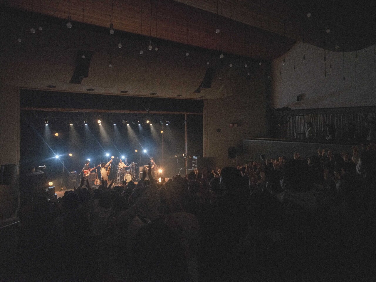 グソクムズがホームの地・吉祥寺でメジャーデビュー報告、歓喜の拍手が沸き立った“道の途中”