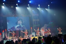 雪が舞う中で歌う超ときめき♡宣伝部。